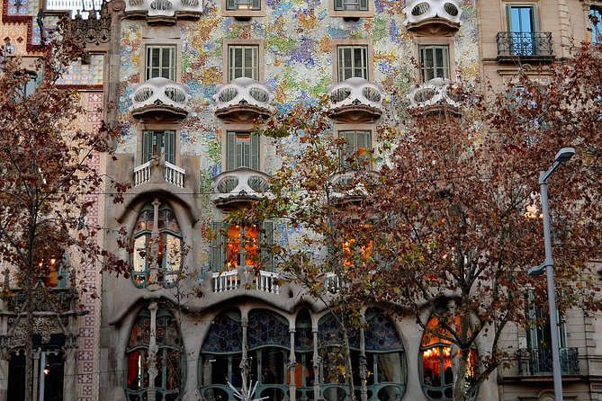 Sagrada Familia and Barcelona Highlights: Private Guided 4-Hour Driving Tour - Guide quality matters more than the vehicle
