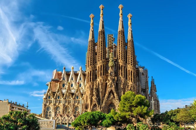 Sagrada Familia and Old Town Private Tour with Hotel Pick-up - Montjuïc: a smart first look at Barcelona