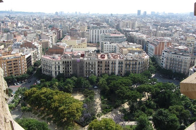 Sagrada Familia Fast Track Guided Tour with Towers Access - Practical details that can change your day