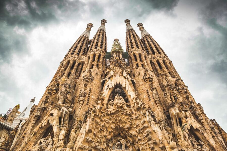 Sagrada Familia & Gaudi Guided Tour Private or Small Groups - The metro ride to the Sagrada Familia