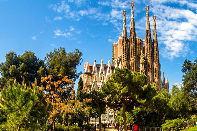 Sagrada Familia : Guided tour inside Skip the line! - How Charlie’s style suits families