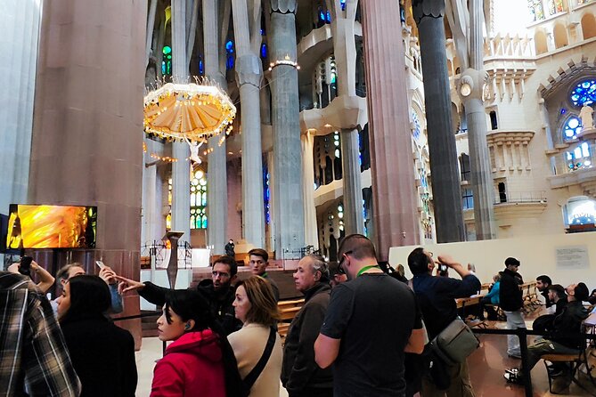 Sagrada Familia Guided Tour & Skip the Line Ticket in Barcelona - Why a guide helps inside Gaudí’s unfinished church