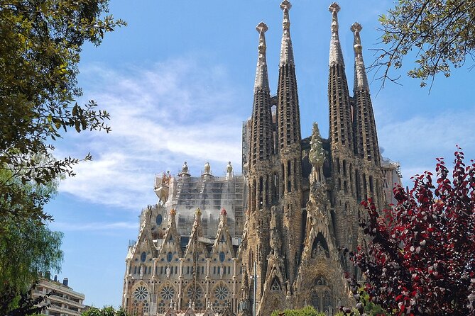 Sagrada Familia Guided Tour & Skip the Line Ticket in Barcelona - Gaudí, Catalan modernism, and an unfinished masterpiece