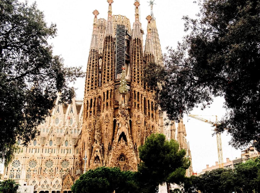 Sagrada Familia Guided Tour with Skip-the-Line Entry Ticket - The museum, crypt, and free time