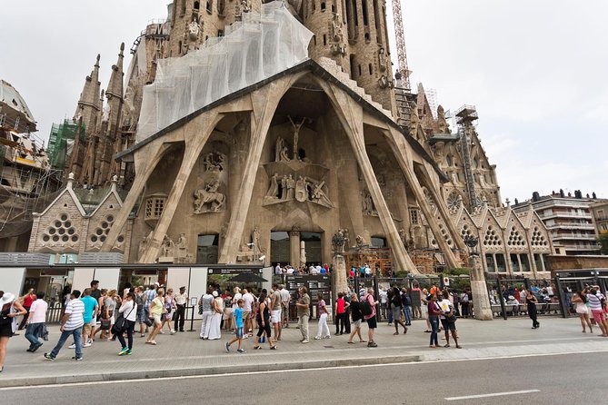 Sagrada Familia Guided Tour with Towers Access - Why a guide changes your Sagrada Familia visit