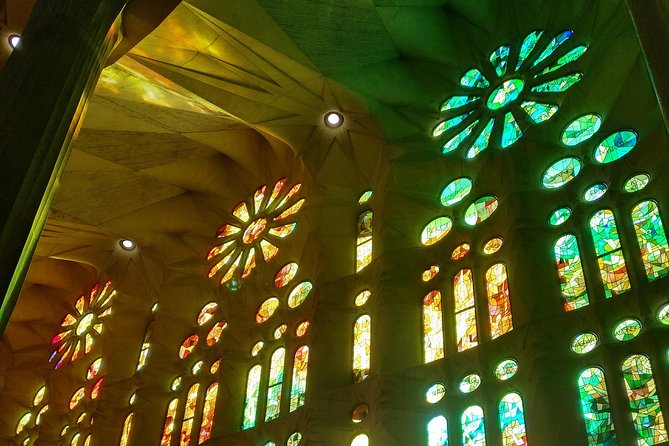 Sagrada Familia Guided Tour with Towers Access - Timing, clothing, and practical comfort