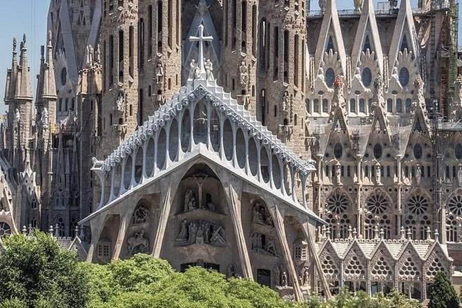 Sagrada Familia Private Tour with Skip-the-Line Ticket - What private really means here