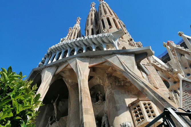 Sagrada Familia Skip The Line Guided Group Tour with Options - The stained glass and the central aisle