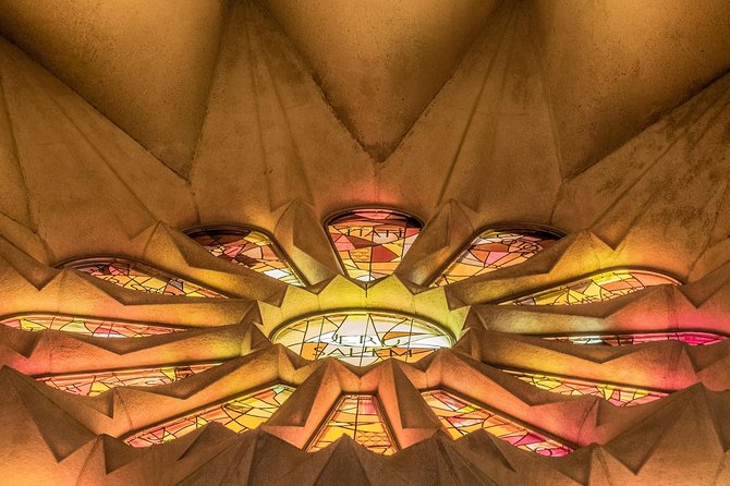 Sagrada Familia Skip-the-Line Private Tour with Guide - Tower access and what costs extra