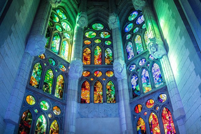 Sagrada Familia Skip the Line Tour Optional Small Group - Small group or standard group?