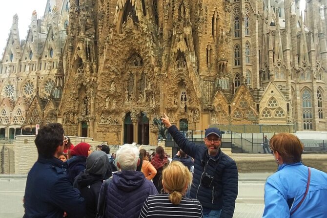 Sagrada Familia Small Group Guided Tour - Inside the basilica for 75 minutes