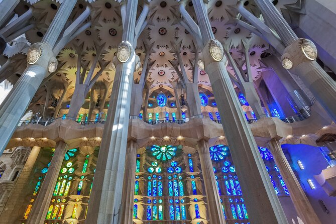 Sagrada Familia Small Group Guided Tour with Skip the Line Ticket - Outside: reading Gaudí’s stone façades