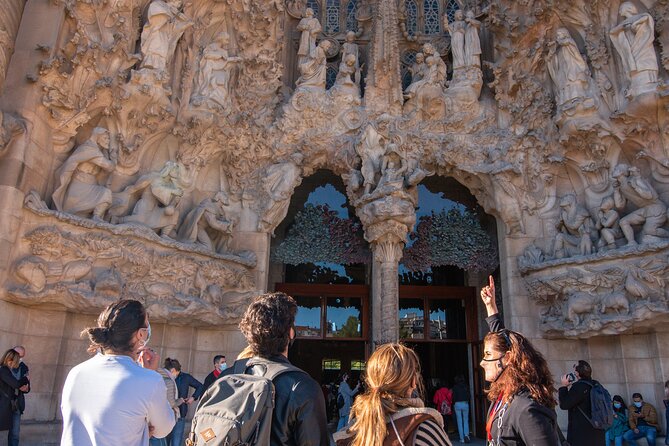 Sagrada Familia Small Group Guided Tour with Skip the Line Ticket - Common problems and how to avoid them