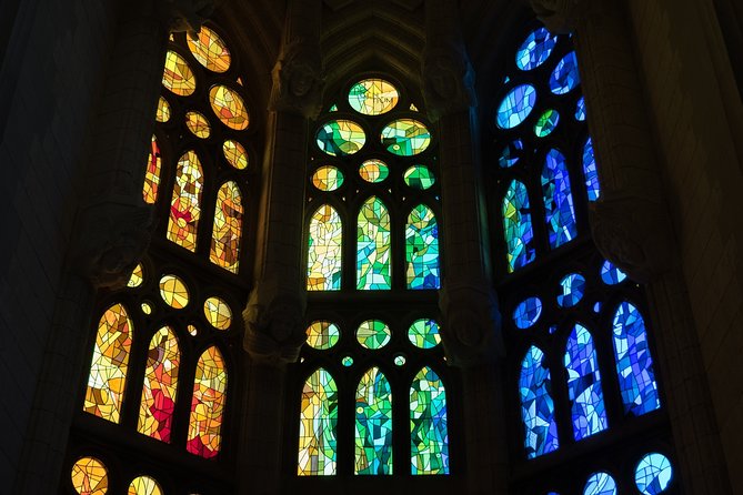 Sagrada Familia Small Group Tour with Skip the Line Ticket - What the 90-minute guided visit covers