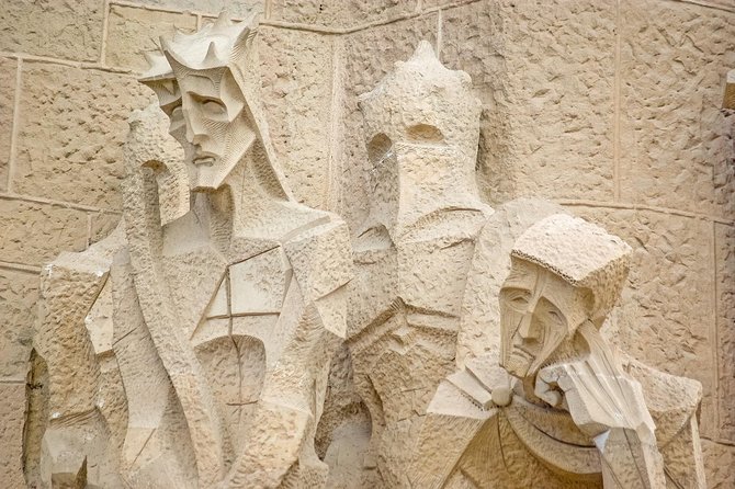 Sagrada Familia Tour with Express Entry and Local Guide - What you see inside the Sagrada Familia