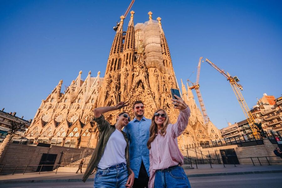 Sagrada Familia with Official Guide & Fast-Track Entry - Key points to know before booking