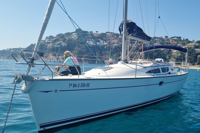 Sailing experience on a 4-hour sailboat in Girona - Learning to sail without giving up the easygoing part