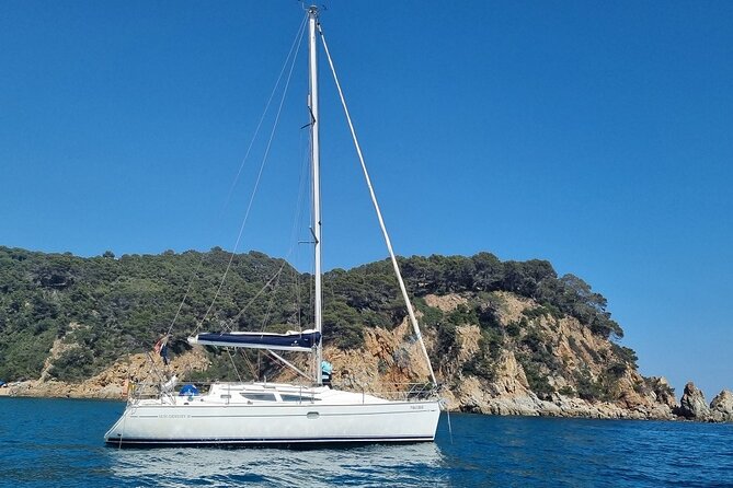 Sailing experience on a 4-hour sailboat in Girona - Why the private format changes the day
