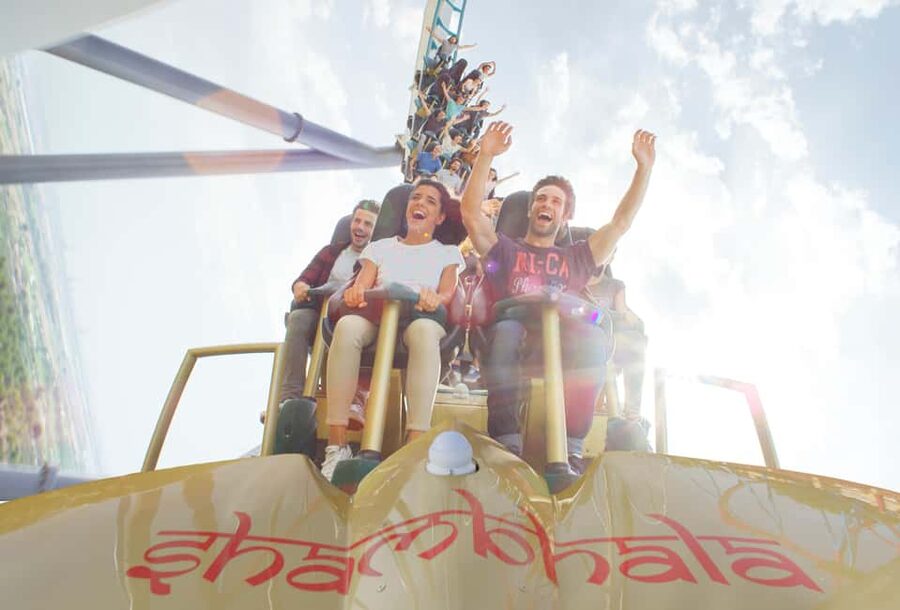 Salou: PortAventura Theme Park Entry Ticket - Polynesia and Mexico: atmosphere between the rides