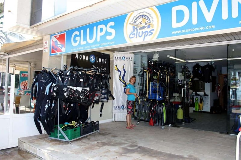Salou: Scuba Diving for beginners with hotel pickup - Reaching the coves of Cabo de Salou