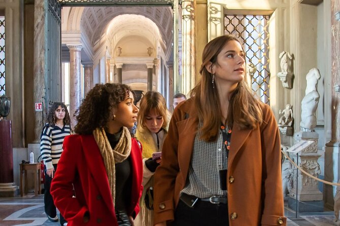Secrets of Barcelona Old Town Guided Walking Tour - El Mon Neix En Cada Besada and Catalan identity