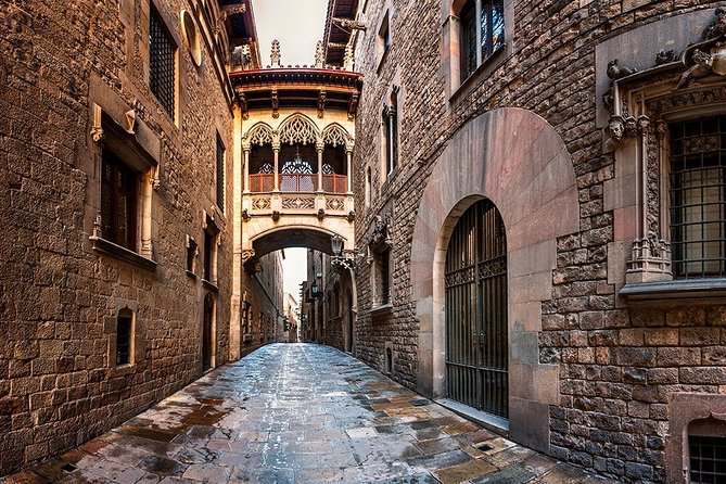 Self-Guided Audio Tour - Legends of the Gothic Quarter - The warning about walking under something