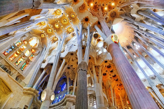 Skip The Line Sagrada Familia Small Group Tour - Meeting at Av. de Gaudí and entering the basilica