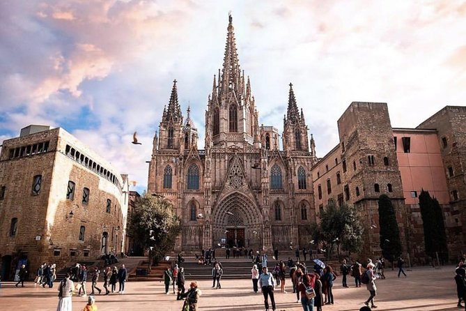 Small Group Barcelona Walking Tour, Flamenco Show & Tapas Dinner - Santa Maria del Mar and the move into Born