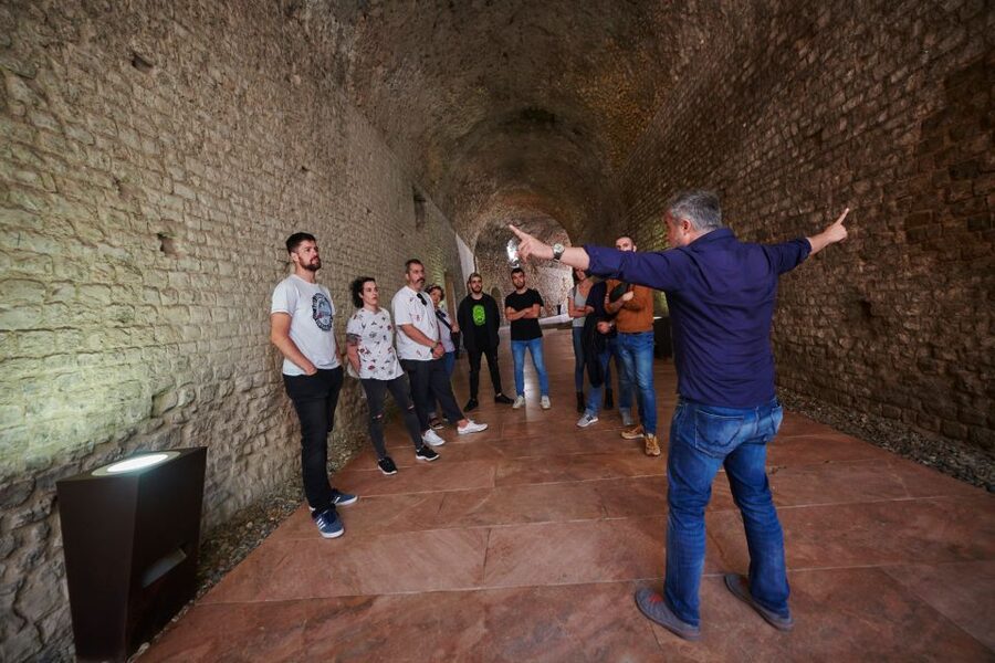 Tarragona: Roman Heritage Guided Walking Tour - Watching 3D images before the Amphitheater