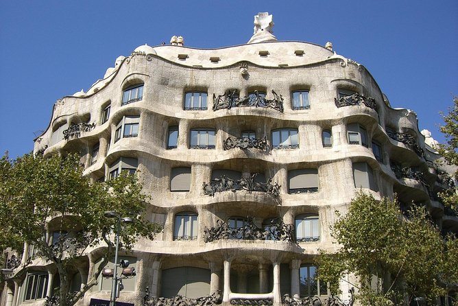 Taxi Transport from Barcelona airport to hotel - The private taxi and its space for eight
