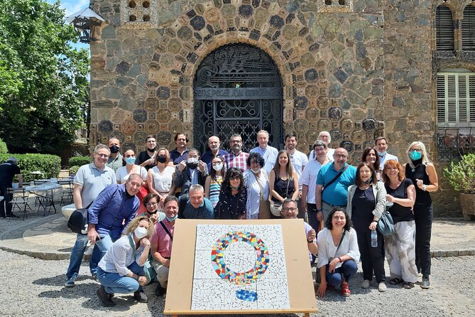 Teambuilding Barcelona: Create the logo of your company in mosaic - Angelika and the Instruction