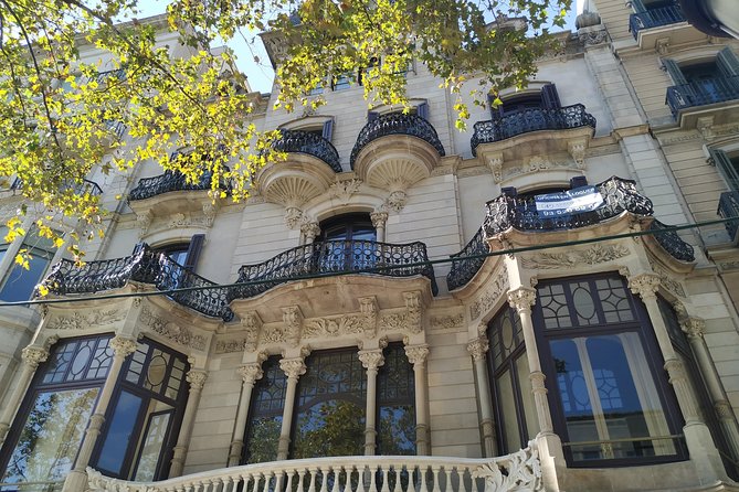 The Story of Gaudi and Modernism Private Walking Tour - The included building visit and what it adds