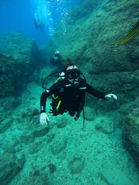 Tossa de Mar: PADI Discovery Scuba Diving in Costa Brava - Entering the sea one step at a time