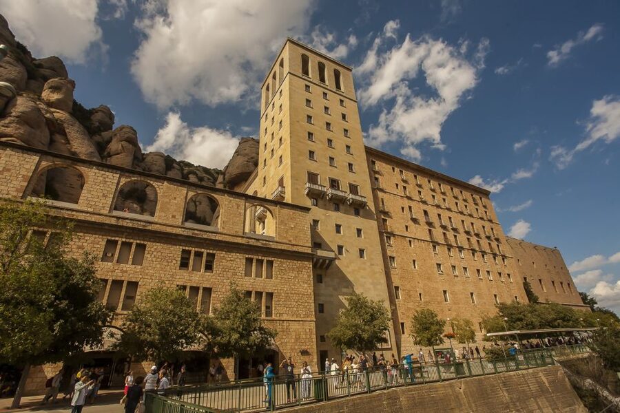 Tot Montserrat: Transport, Museum Tickets, and Lunch - Choosing the rack railway or cable car