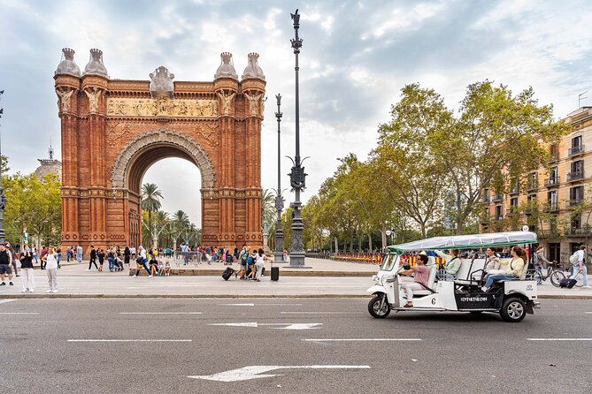 Tour Welcome Barcelona with Local Guide in Eco Tuk Tuk Private - Barcelona by electric tuk tuk: key points