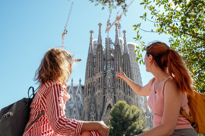 Treasures of Barcelona: Private Gaudi Walking Tour - Casa Batlló and the dragon roof