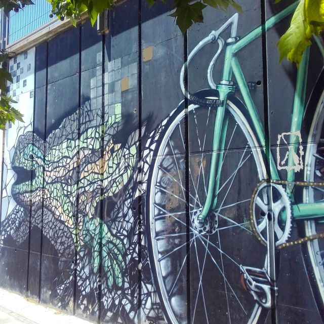Unusual Barcelona Bike Tour in French - How the tour works for families and couples