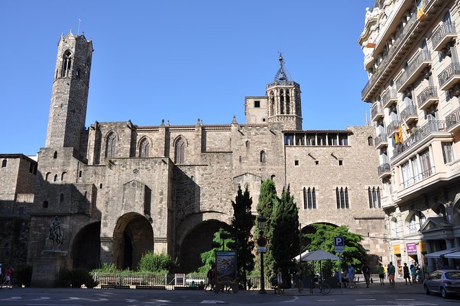Walking tour of the Gothic Quarter of Barcelona + Cathedral - Plaça del Rei and the medieval royal center