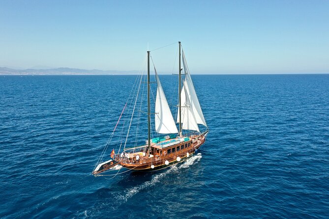Wooden Boat Sailing with Tapa and Welcome Drink - Tapa, welcome drink, and the onboard bar