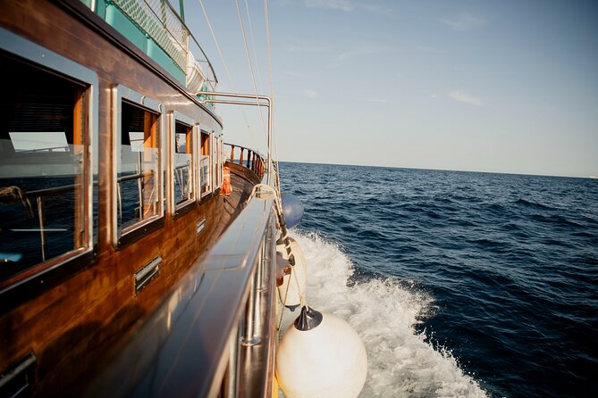 Wooden Boat Sailing with Tapa and Welcome Drink - Music and mood on the water